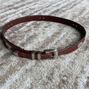 Unisex Roundtree & Yorke 40” brown leather concho belt.